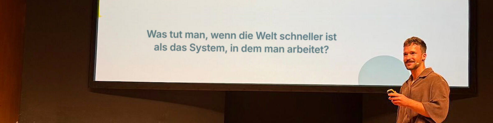Julian Fischer bei einem Vortrag